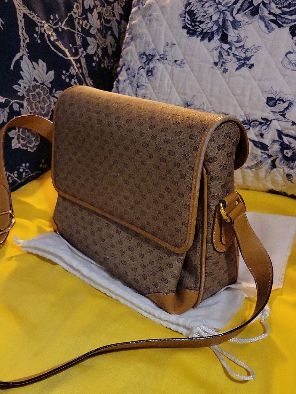 VINTAGE GUCCI Authentic Micro GG Supreme Crossbody Bag 001-116-0924
